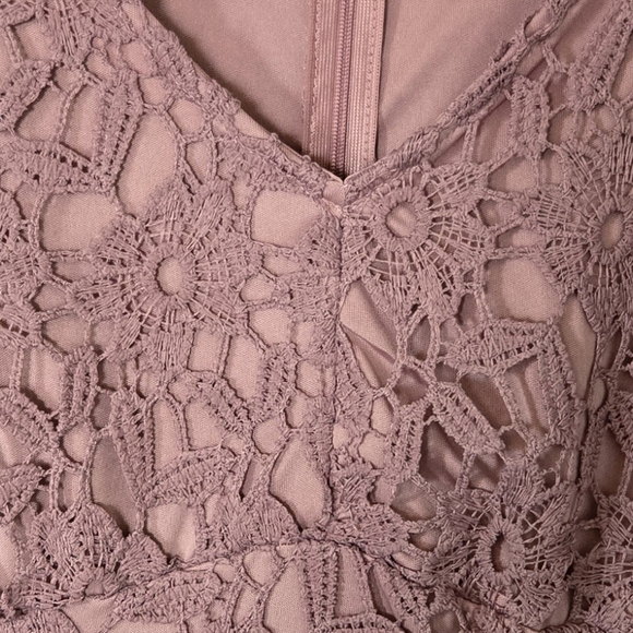 Wren & Ivory Mauve Lace Dress Size Medium - Picture 7 of 11